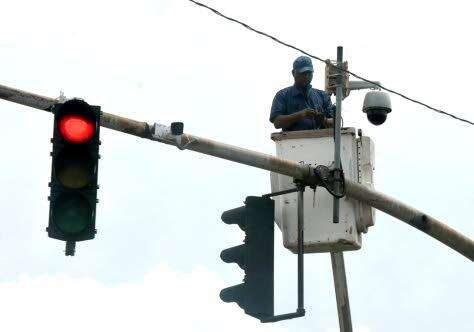 Traffic signal at Dunrobin Avenue / Lindsay Crescent down after crash
