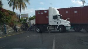 Crash involving truck snarls traffic on HWT Road - Jamaica Observer