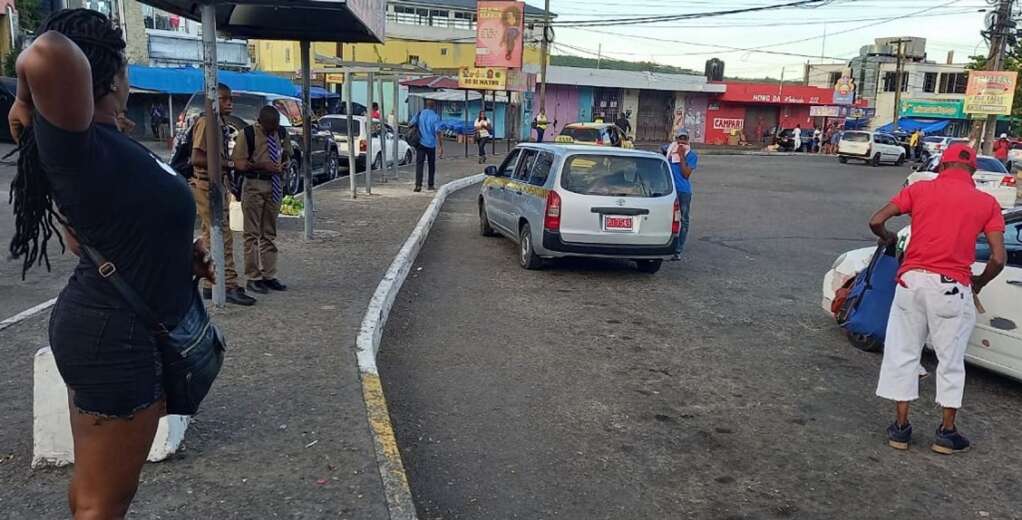 WATCH Students, parents out early in St Andrew for backtoschool
