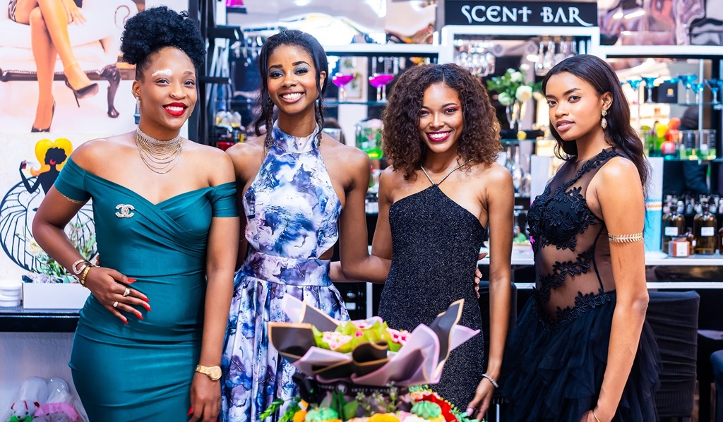 Prince D Bruce empfängt die Finalistinnen von „Miss Universe Jamaica East“