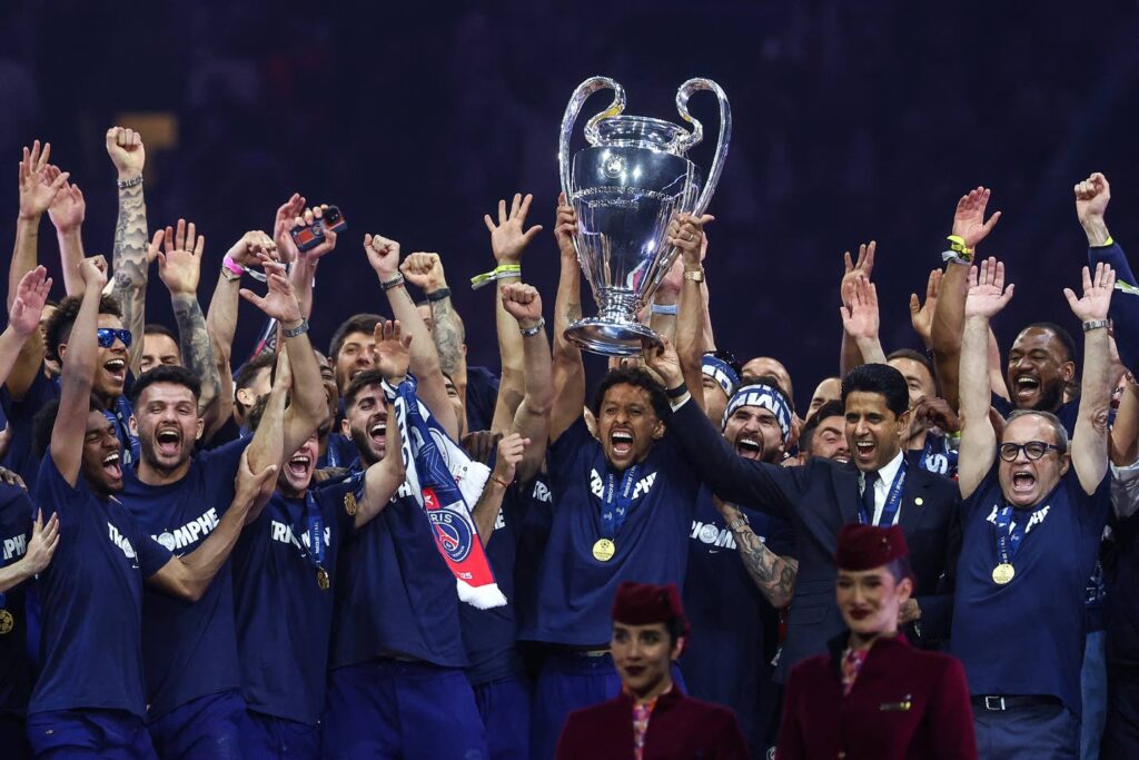 Jubelnder PSG präsentiert Champions-League-Pokal in Paris
