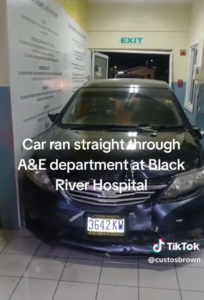 Auto kracht in die Notaufnahme des Black River Hospitals, keine Berichte ...