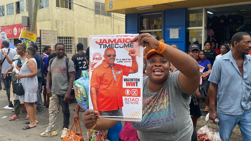 WATCH: Police barricade PNP supporters from JLP motorcade in Christiana ...