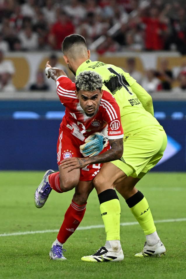 Bayern winger Diaz ruled out with hamstring tear