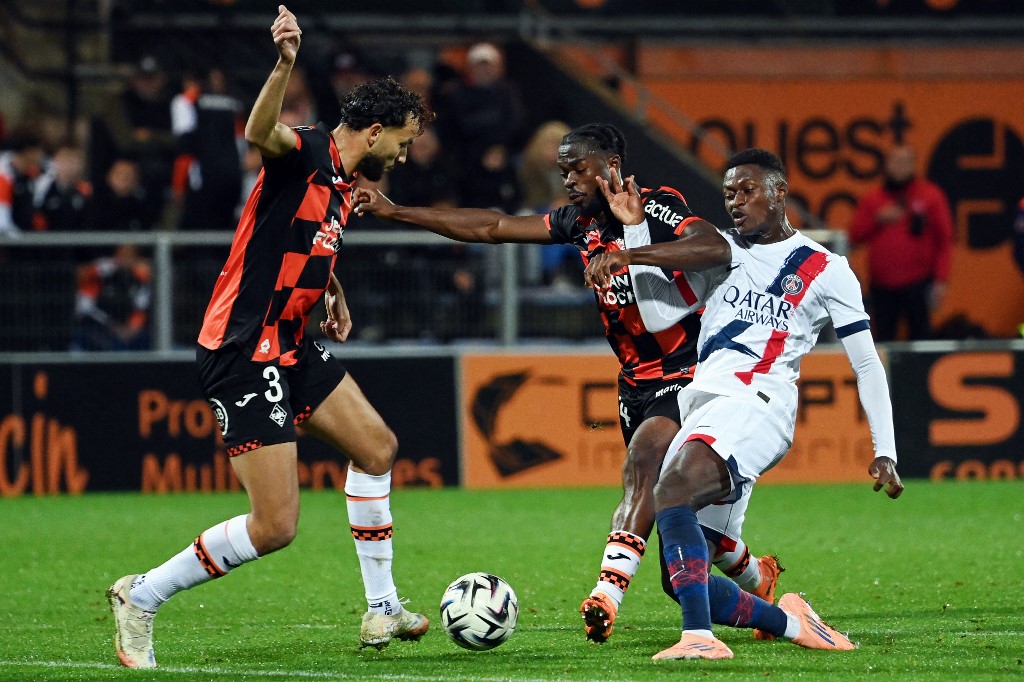 ‘Poor’ PSG retain Ligue 1 lead despite stalemate and Doue injury