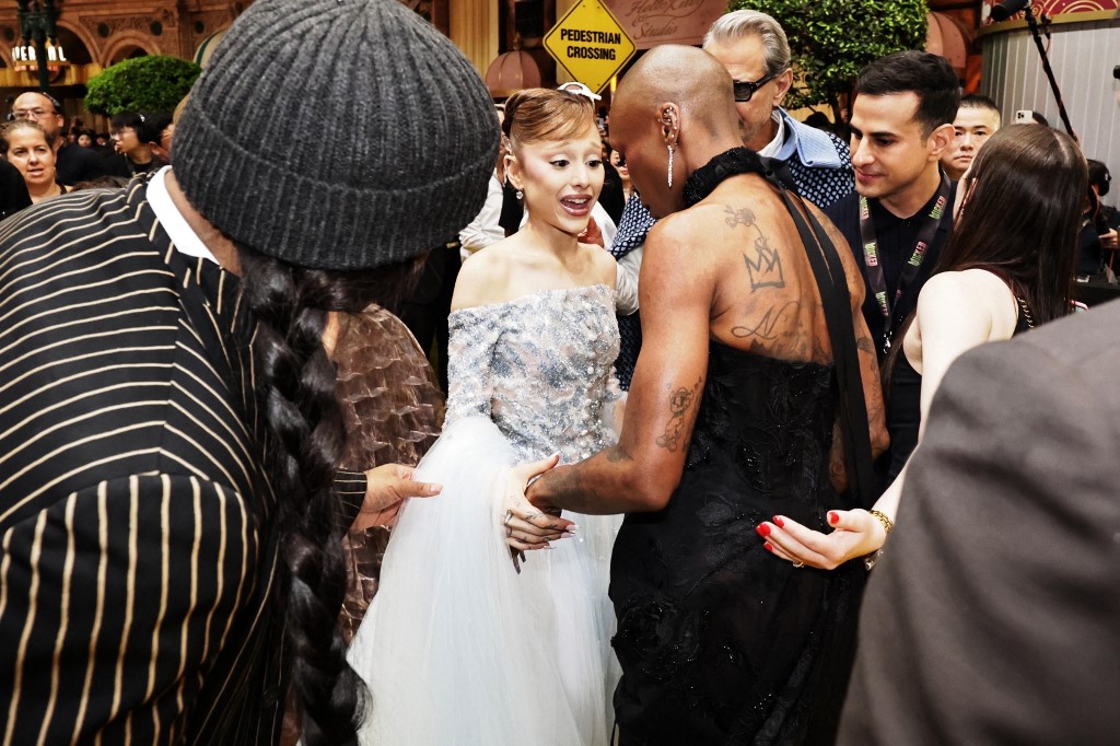 Urgente! Homem é acusado após incidente com Ariana Grande em Singapura: Veja o que aconteceu!