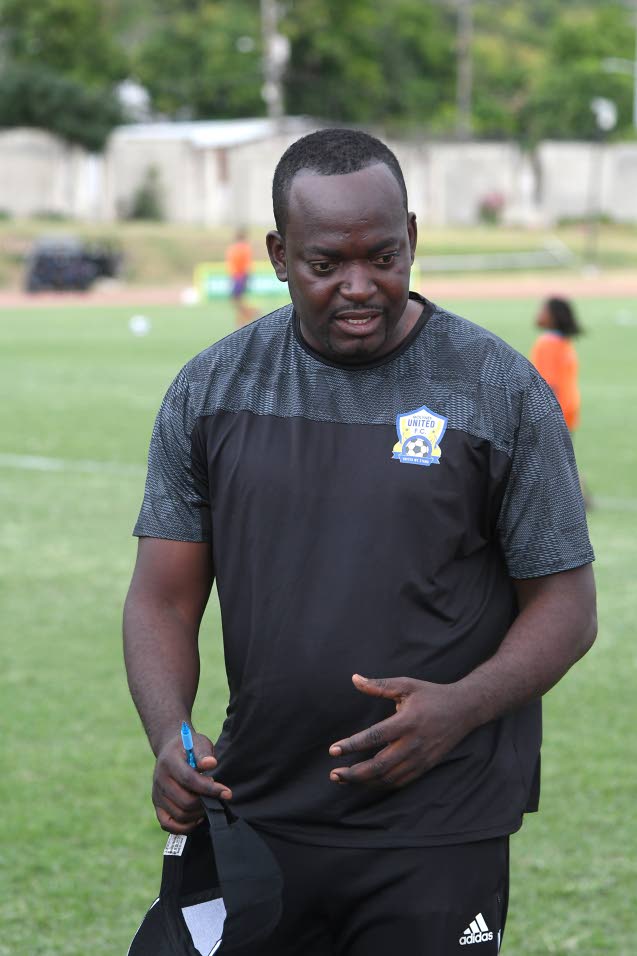 Desafio Duro: Treinadores Enfrentam Queda Emocional Enquanto o Futebol Escolar Retorna Após Furacão