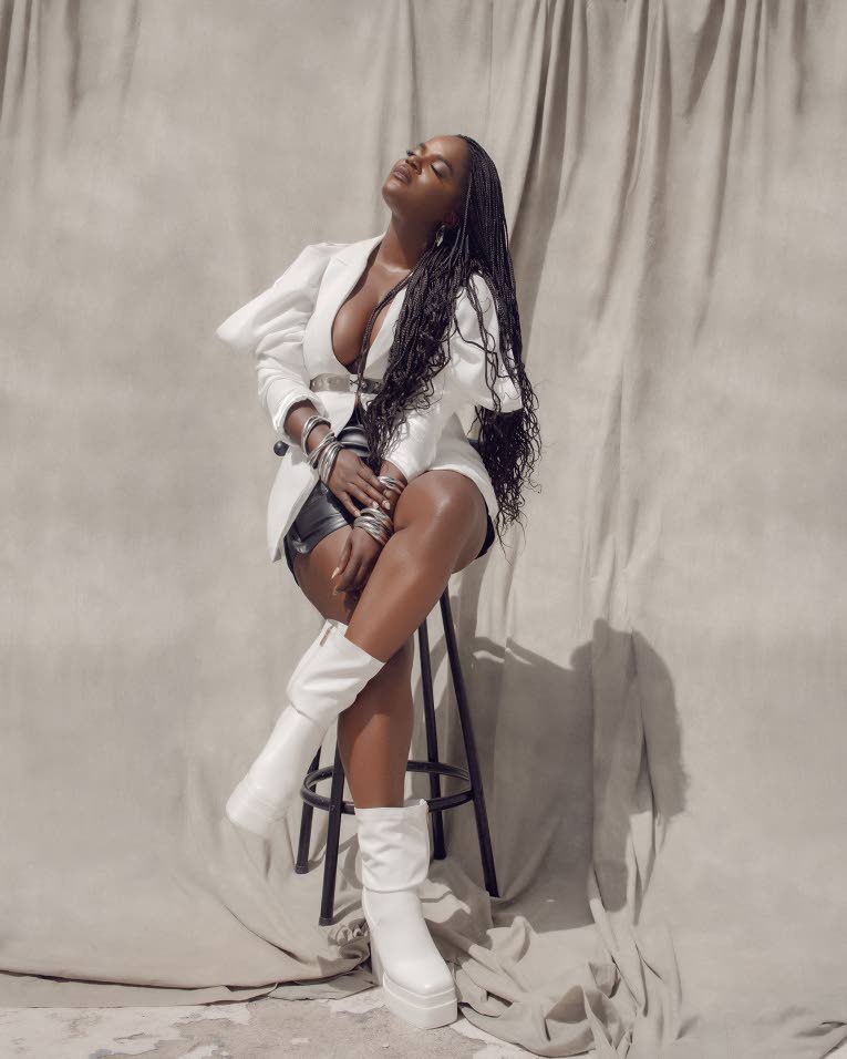 Sasha Bling Celebra 10 Anos de Sucesso: Veja Como Ela Conquistou o Mundo!