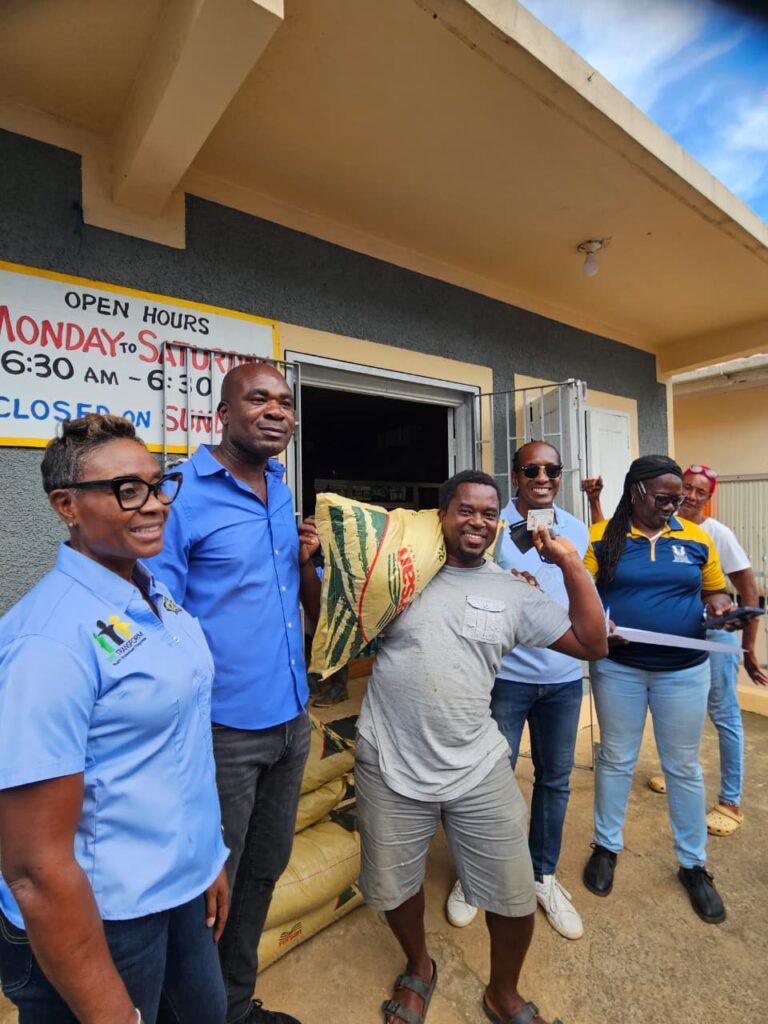 State ministers support local farmers in Douglas Castle with fertilisers and seedlings