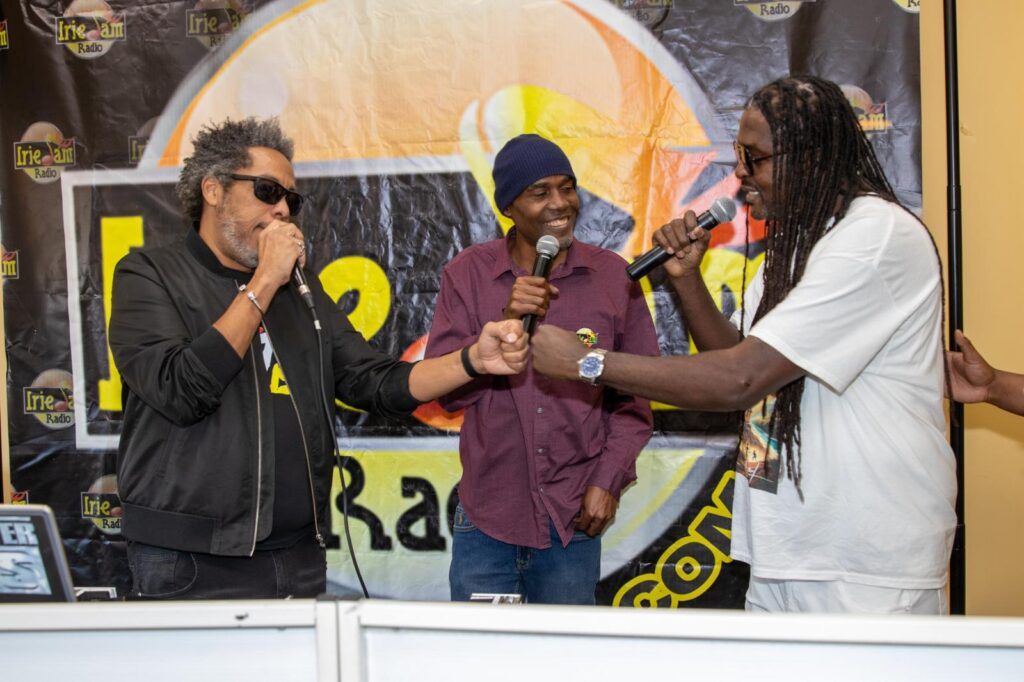 Grupo da Diáspora Envia 50 Barris de Ajuda para a Jamaica: Veja Como!