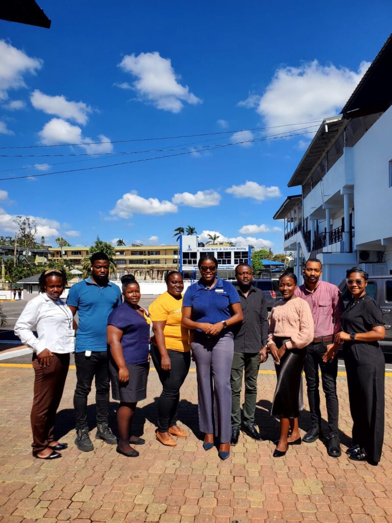 Hotel Golfview Promove Feira de Empregos Após Furacão: Veja as Oportunidades!