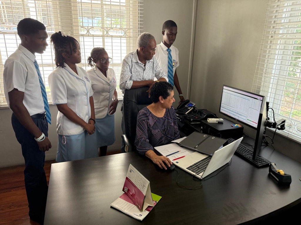 Entrepreneur Donovan Lewis inspires STGC students at boardroom meeting