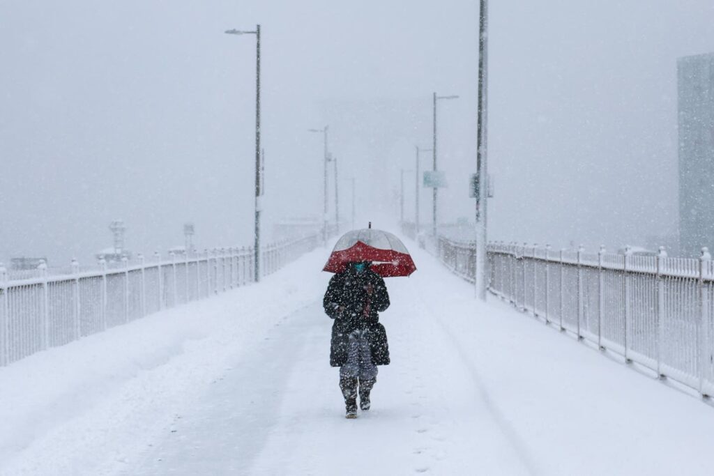 Winter storm blankets US north-east; travel bans imposed