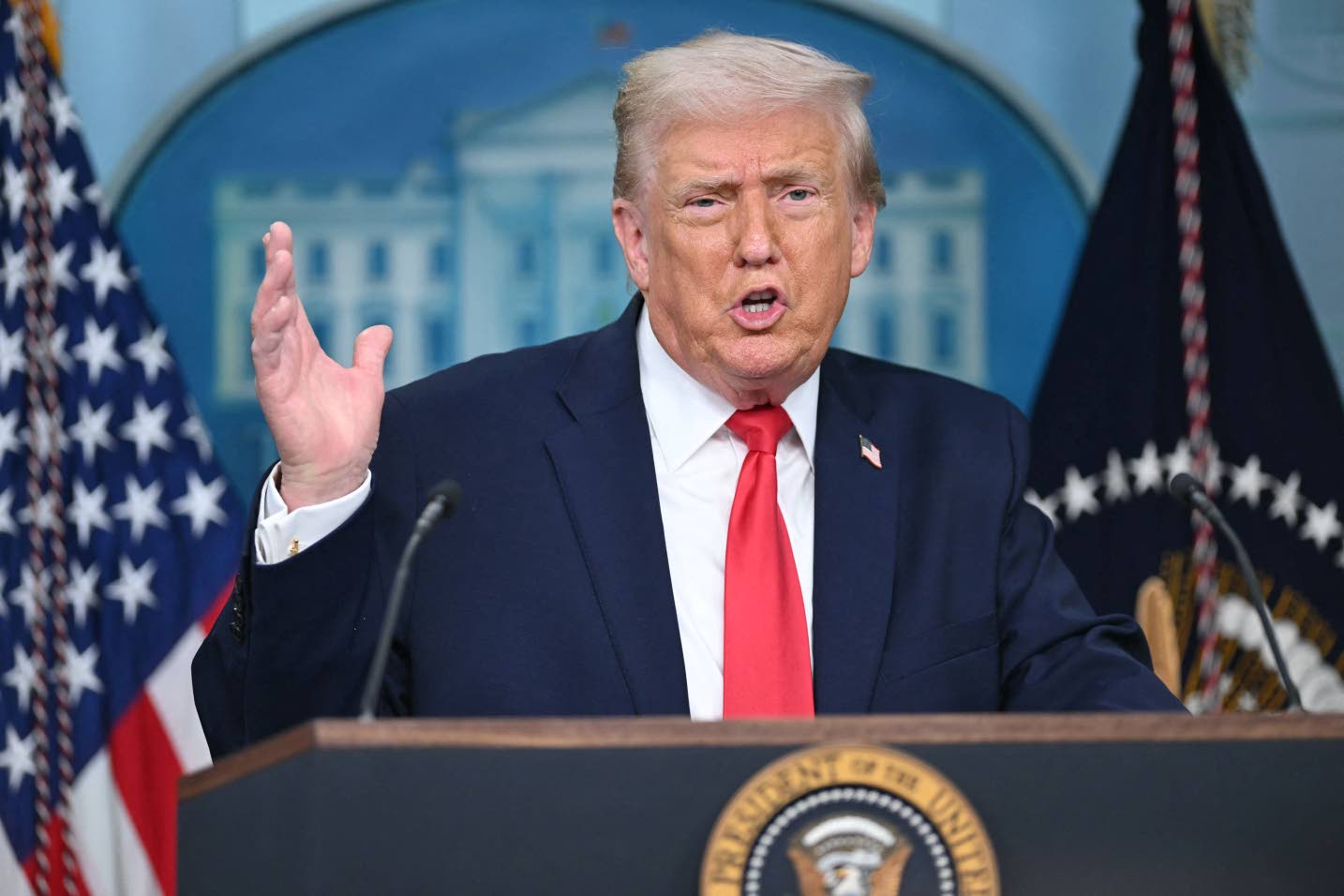 Trump dice que EE. UU. considera reducir las operaciones militares en Irán