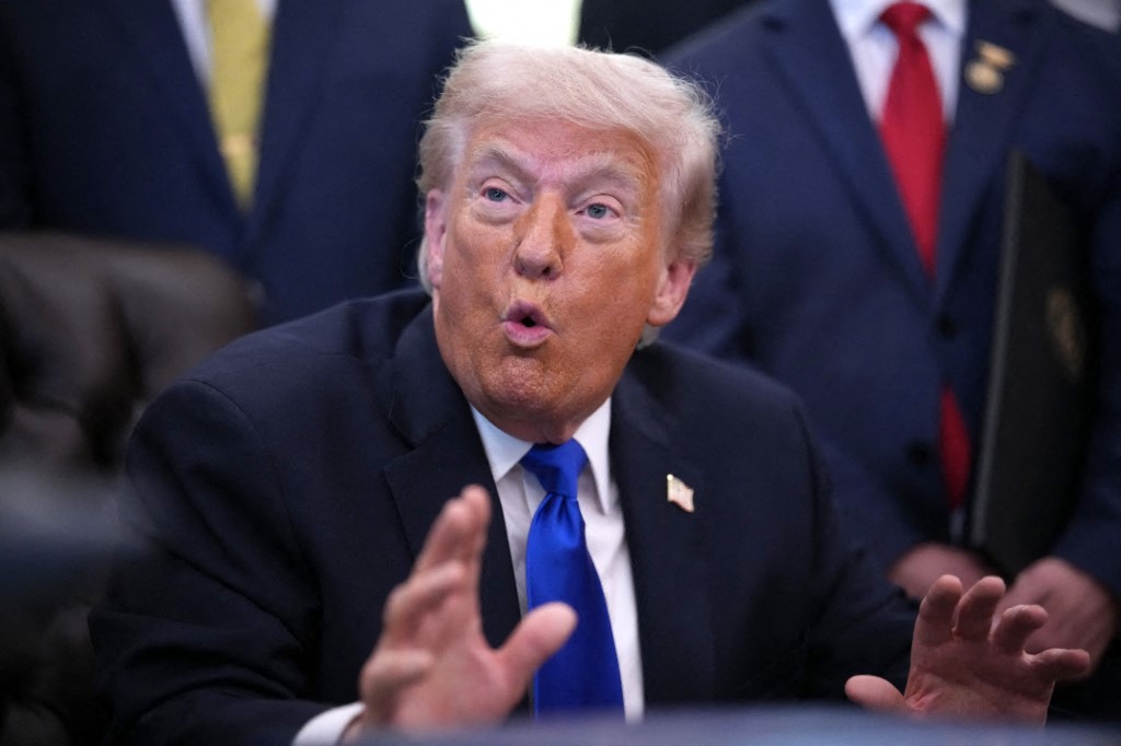US President Donald Trump on Friday ordered new sanctions against Cuba, targeting a broad set of people in the communist-run country and threatening foreign banks that work with them.