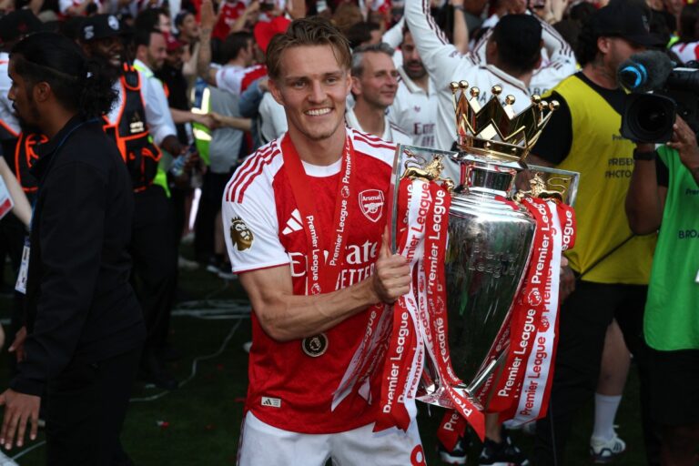 Arsenal Lift Premier League Trophy After Beating Palace Jamaica Observer arsenal-lift-premier-league-trophy-after-beating-palace-jamaica-observer