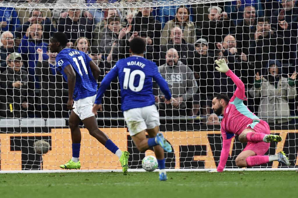 Advantage Arsenal as Man City held in six-goal Everton thriller
