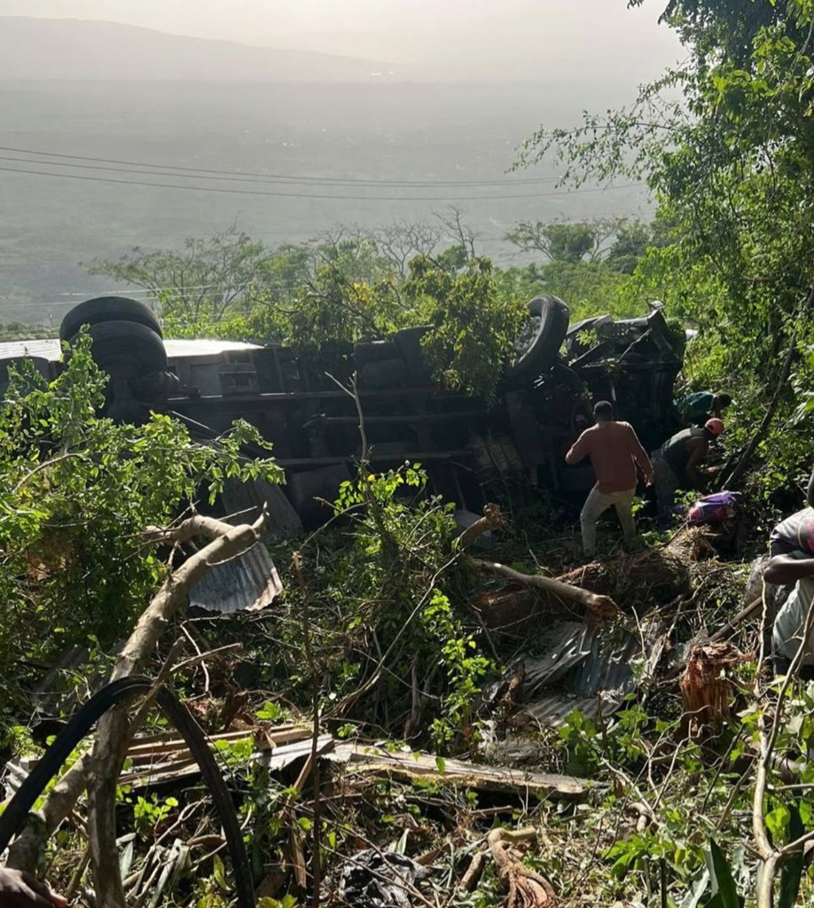 Man’s arm severed in Spur Tree crash