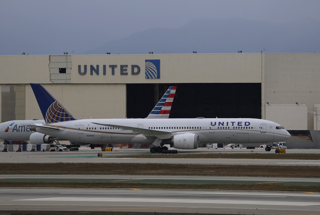 A United Airlines plane hit a lamppost and a delivery truck on a New Jersey highway while landing Sunday at Newark Liberty International Airport, officials told AFP.