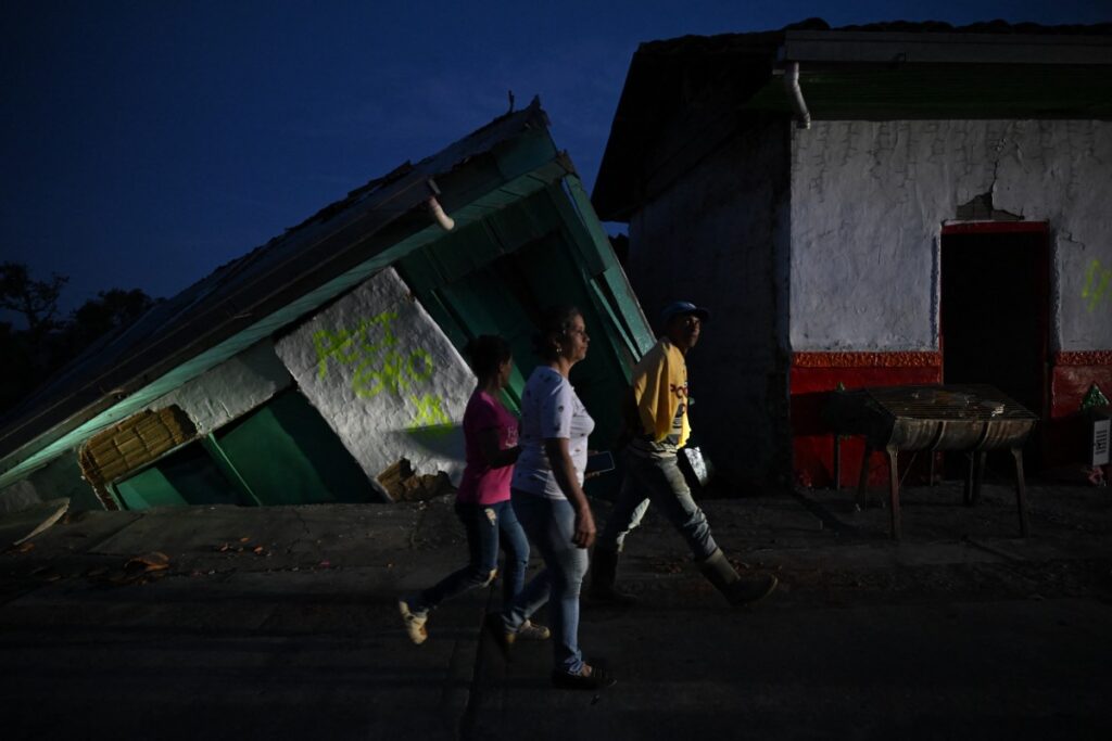 Colombia declares three days mourning for quake victims