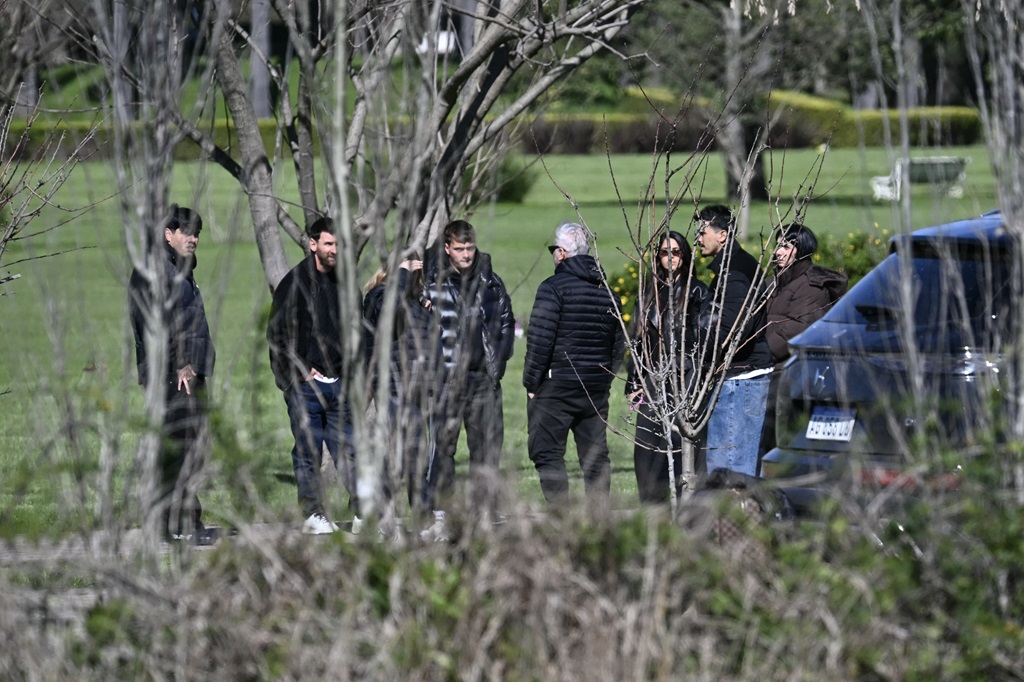 Lionel Messi Bids Farewell to Father Who Guided His Career