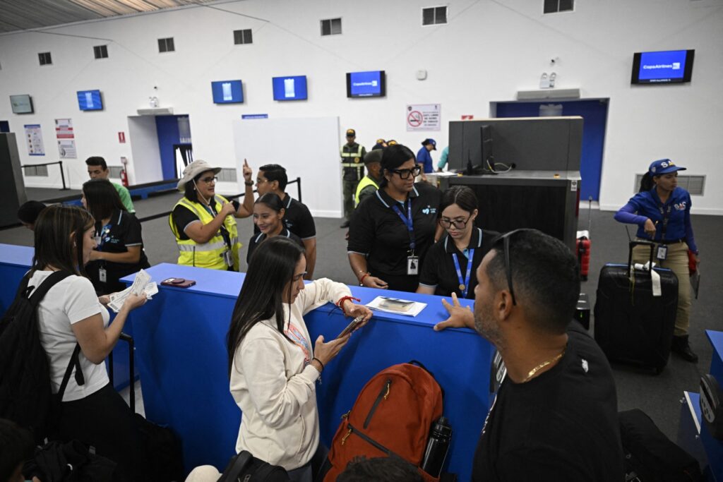 Venezuela’s main airport resumes operations months after quakes