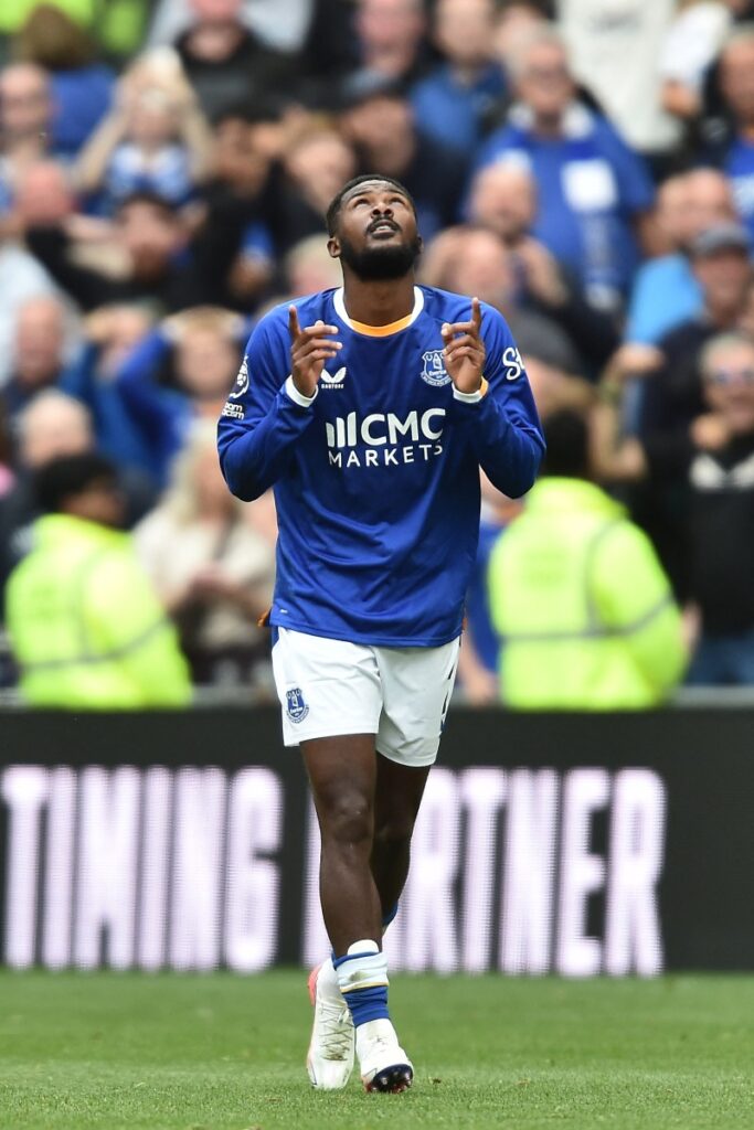 Everton shrug off transfer window woes to hold Man United