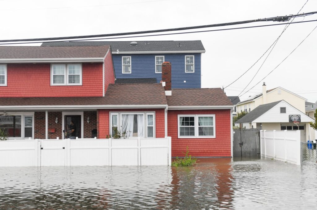 Powerful storm pummels northeast US with rain, high winds