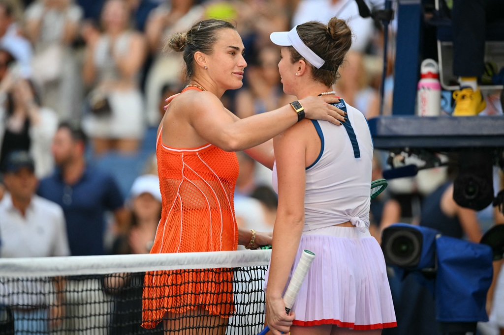 Sabalenka holds off Noskova to keep US Open three-peat bid alive