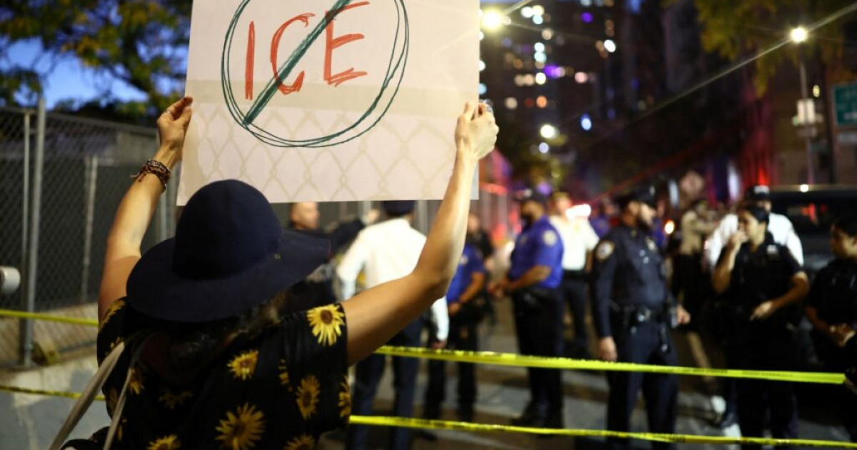 New York mayor says he is asking Trump to withdraw ICE after shooting