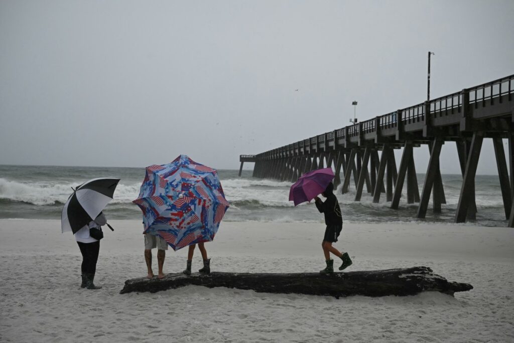 Outer bands of Hurricane Isaias lash US Gulf Coast
