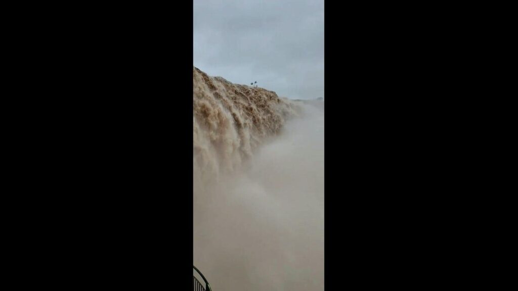 Argentina briefly closes Iguazu Falls to tourists over El Nino