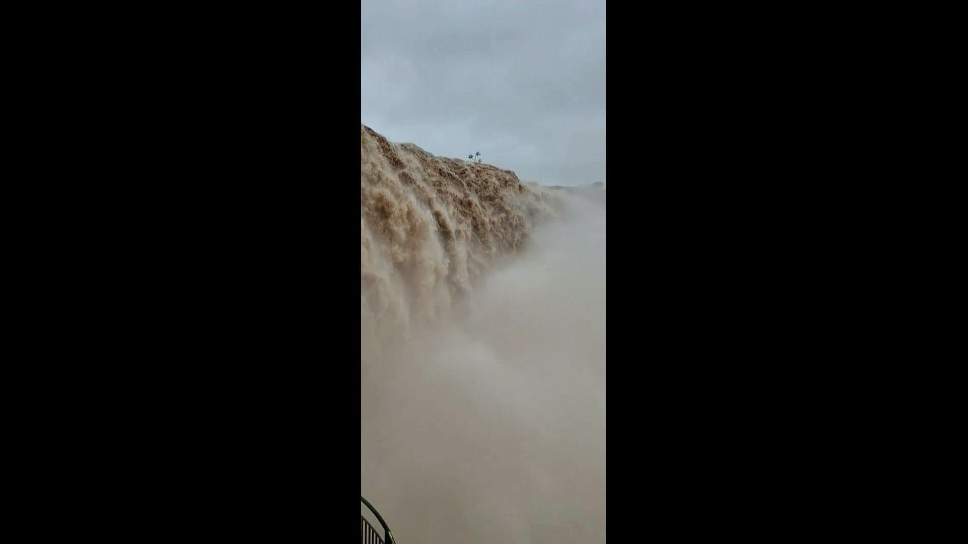 Argentina briefly closes Iguazu Falls to tourists over El Nino ...