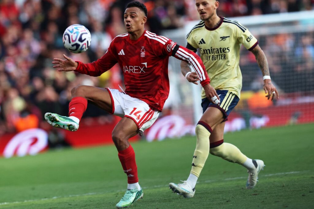 Arsenal strike late to keep pressure on Man City as Man United held