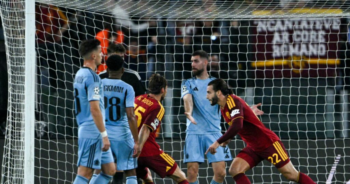 Unbeaten Roma snatch draw at Napoli, Lazio move top of Serie A