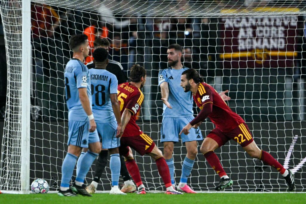 Unbeaten Roma snatch draw at Napoli, Lazio move top of Serie A