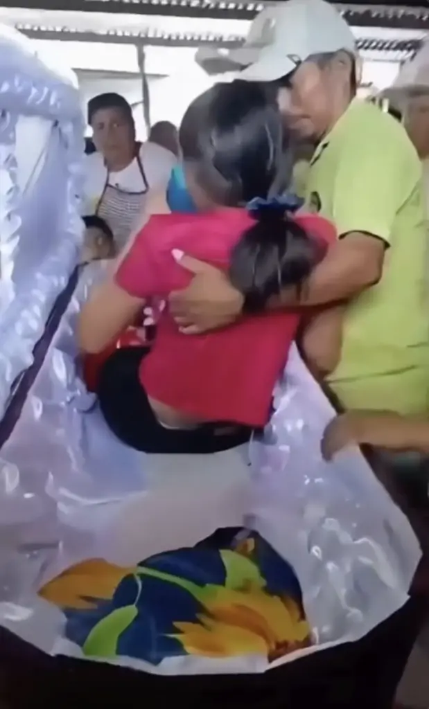 Teen wakes up in coffin at her own funeral in Guatemala