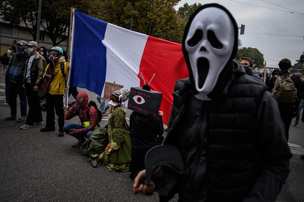 Clashes break out as hundreds of thousands protest in France