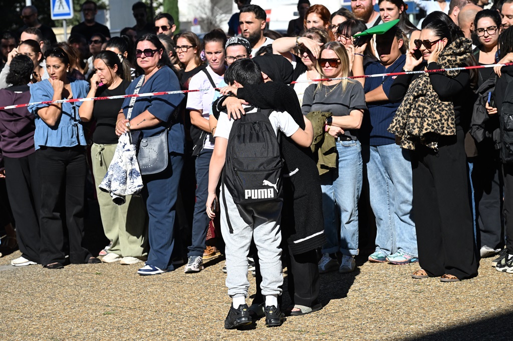 Teenager shoots principal, teacher at French school