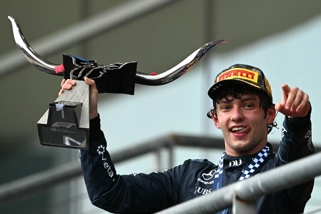 Antonelli wins US Grand but title triumph has to wait another week
